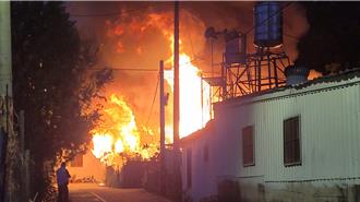 花莲玉里暗夜大火吞噬3平房 旧警用宿舍遭殃幸无伤亡