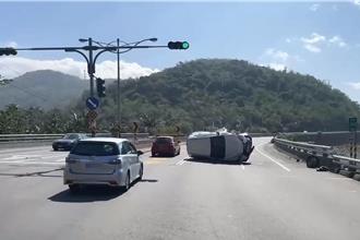 屏鹅公路驾驶自撞安全岛 春节连假首日大塞车