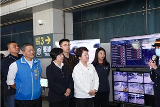 台中春節運輸不打烊 盧秀燕視察高鐵、贈值勤人員小紅包