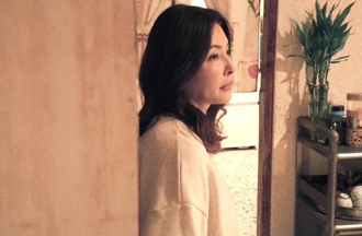 何如芸害羞依偎眼鏡男！ 「再遇40年前青春」認了：幸福溫馨