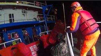 貝里斯籍油輪觸礁！8印尼籍船工落海 1人送醫不治