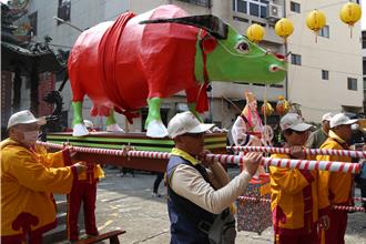 中斷百年重啟迎春古禮 嘉邑大天宮為芒神、春牛開光點睛