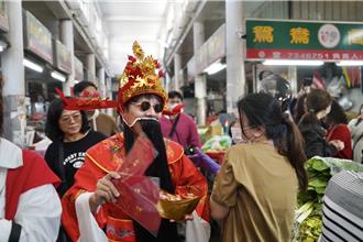 財神爺現身屏東中央市場 春節連假首日發千份紅包