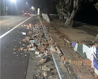 台南東山晚間連7震 東原國中圍牆被「震垮」