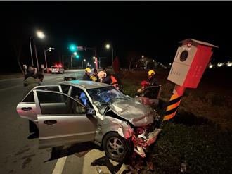 金門小黃停等紅燈被撞飛 號誌桿也遭波及！駕駛受困車內
