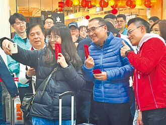 視察春節疏運 侯友宜發福袋