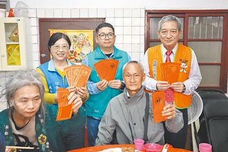 仕招基金會 陪街友圍爐送紅包