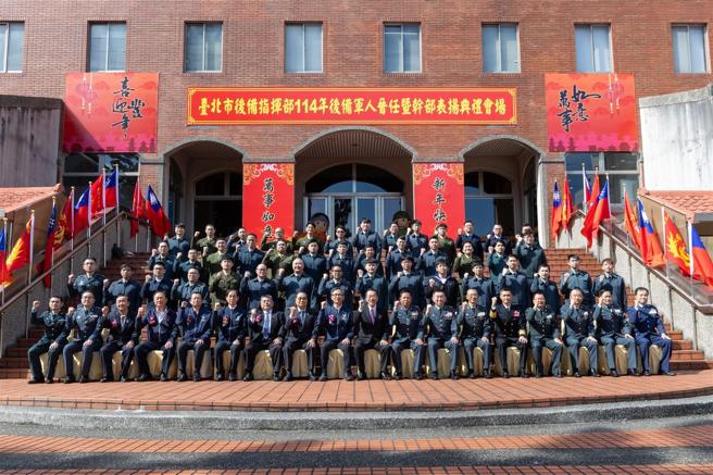 顾部长与表扬人员合影。（军闻社记者陈胜勋摄）