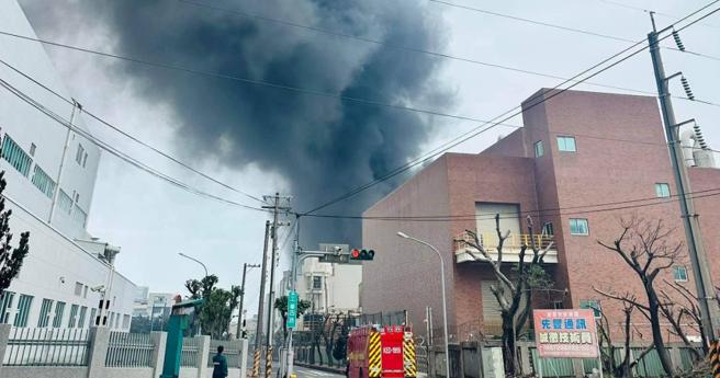 臻鼎集团子公司先丰通讯位在桃园市观音工业区的厂房日前失火，火场浓烟密布，不易进行灌救，大火烧了3天才被扑灭。（图／翻摄自桃园市议员吴进昌脸书）