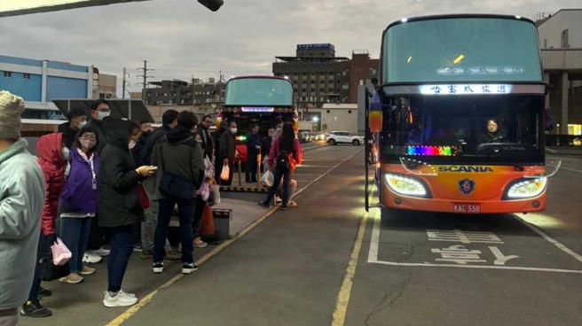 先丰通讯厂房遭大火烧毁，公司要求员工前往鸿海集团子公司鸿佰科技支援，由于路程遥远，员工必须在天还没亮就前往搭乘接驳车。（图／读者提供）