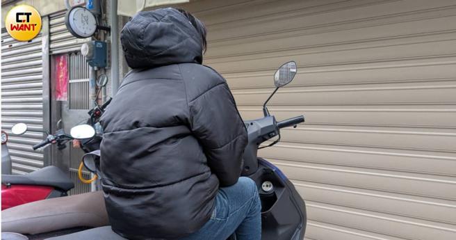 先丰通讯的派遣员工C小姐爆料说，她的身分证、提款卡及车钥匙都还放在失火厂房的置物柜中，公司至今都未告知要如何处理。（图／宁其远摄）