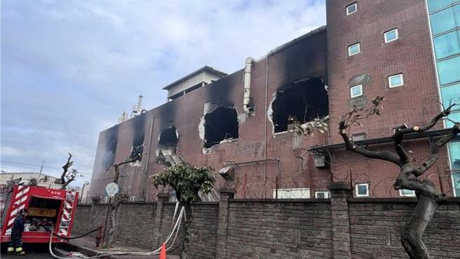 先丰通讯公司5日发生大火，因厂内存放大量危险物、温度过高，消防人员无法入室抢救，到8日上午6时许才扑灭火势。（图／报系资料照）