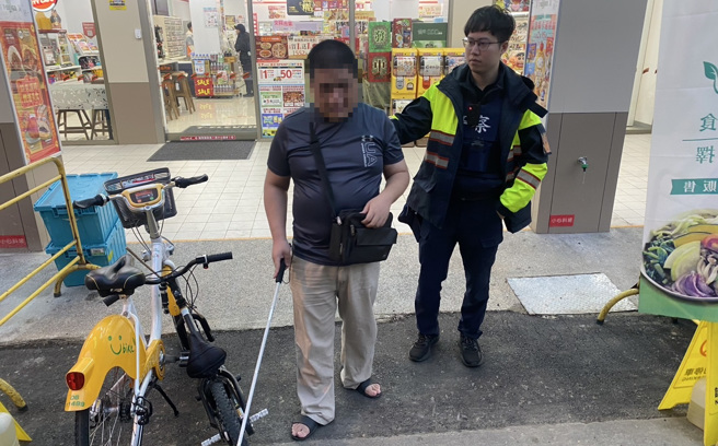 警员协助视障的何男顺利提款，也让他安全过马路并护送返家。（翻摄画面）
