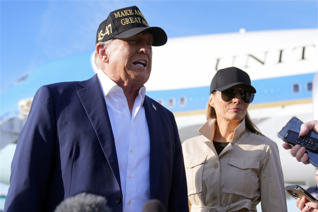 美国总统川普与第一夫人梅兰妮亚（Melania Trump）24日搭乘搭乘「空军一号」（Air Force One）专机抵达加州洛杉矶，以视察野火肆虐灾区。（美联社）