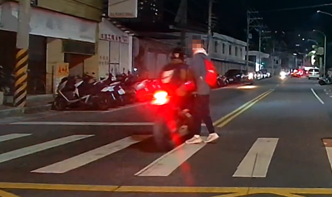 行人差點被重機撞上。（翻攝自WoWtchout - 地圖型行車影像分享平台）