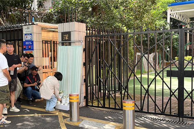 深圳市日本人學校男童去年9月18日遭刺傷身亡，當地人在校門口擺放花束致哀。（路透資料照）