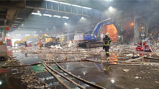 南区资源回收场发生火警，出动消防机器人、怪手等协助救援。（翻摄照片／高雄洪靖宜传真）