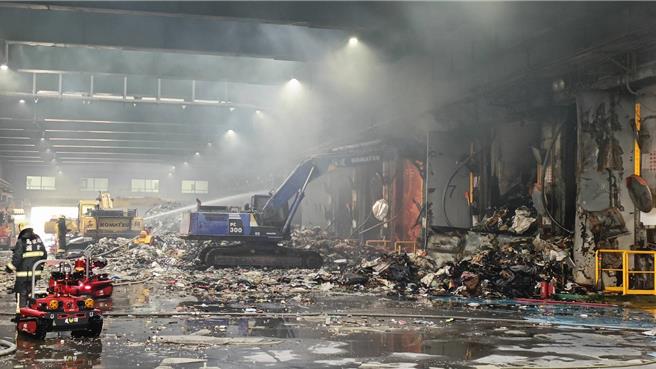 南区资源回收场发生火警，出动消防机器人、怪手等协助救援。（翻摄照片／高雄洪靖宜传真）