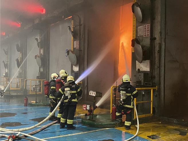 南区资源回收场发生火警。（翻摄照片／高雄洪靖宜传真）