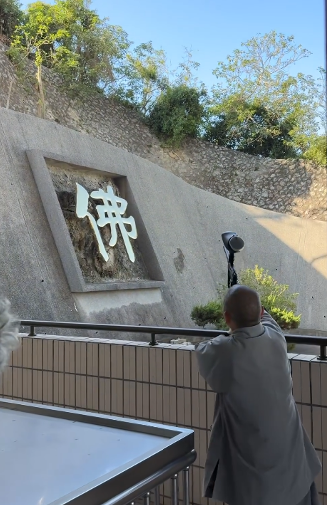 高雄猴子入侵寺庙，法师拿空气枪「物理超渡」。（翻摄Threads网友@sam._.tsai）