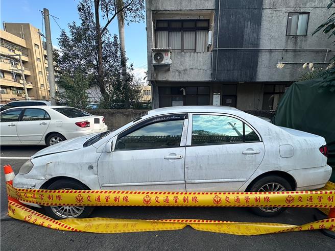 竹东三环帮中生代大哥刘宪治昨晚遭突袭击毙，警方深夜在新竹市千甲路偏僻处找到嫌犯使用的白色丰田轿车。（新竹县警局提供／罗浚滨新竹传真）