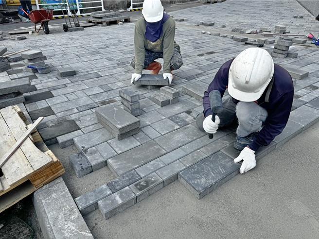 新竹市政府致力推动焚化再生粒料应用于公共工程，去年已实际应用光武国中步道砖品铺设等12处公共工程。（新竹市政府提供／王惠慧新竹传真）
