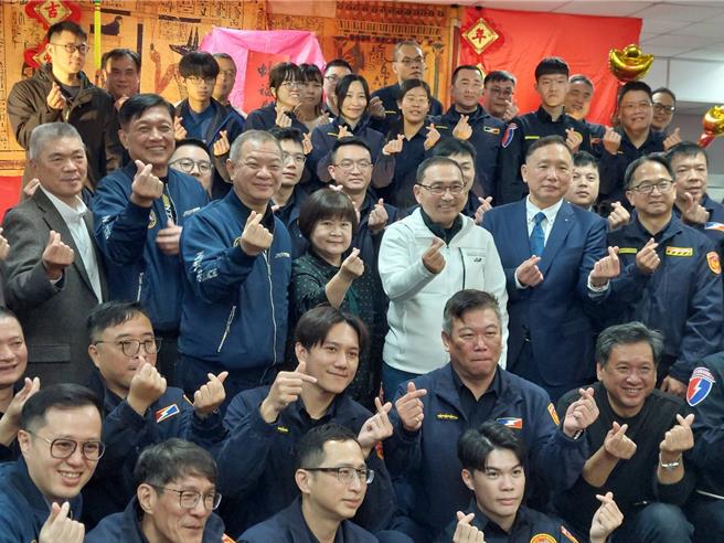 新北市长侯友宜今（25）日到新北市警察局勤务大楼参加岁末年终慰劳新北市员警感恩餐会。（陈慰慈摄）