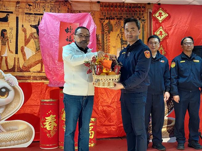 新北市长侯友宜今（25）日到新北市警察局勤务大楼参加岁末年终慰劳新北市员警感恩餐会，致赠福袋、加菜金与水果礼盒。（陈慰慈摄）