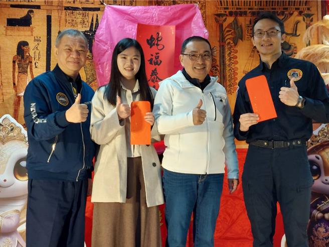 新北市长侯友宜今（25）日到新北市警察局勤务大楼参加岁末年终慰劳新北市员警感恩餐会，摸彩抽出3名幸运儿、每位可获5000元礼券。（陈慰慈摄）