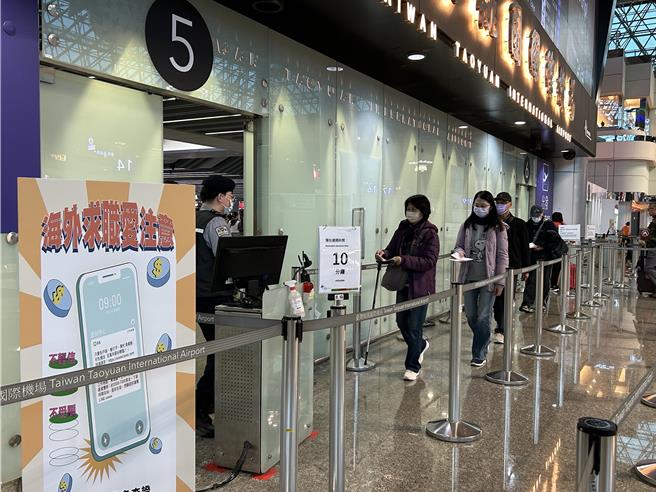 桃园机场25日旅运15万7000人次，创疫情后最高纪录，上午出境尖峰整体秩序顺畅。（桃机公司提供）