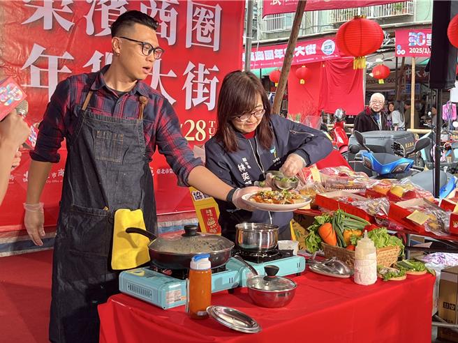 台北副市长林奕华与美食料理YouTuber Ting's Bistro克里斯丁，运用荣滨商圈新鲜食材復刻知名节目「黑白大厨」料理。（张珈瑄摄）
