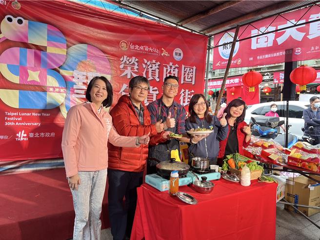 台北副市长林奕华表示，荣滨商圈没有你买不到的东西，不管是新鲜渔获，还是蔬果、乾货、腊肉腊肠等，是婆婆妈妈採买宝地。（张珈瑄摄）