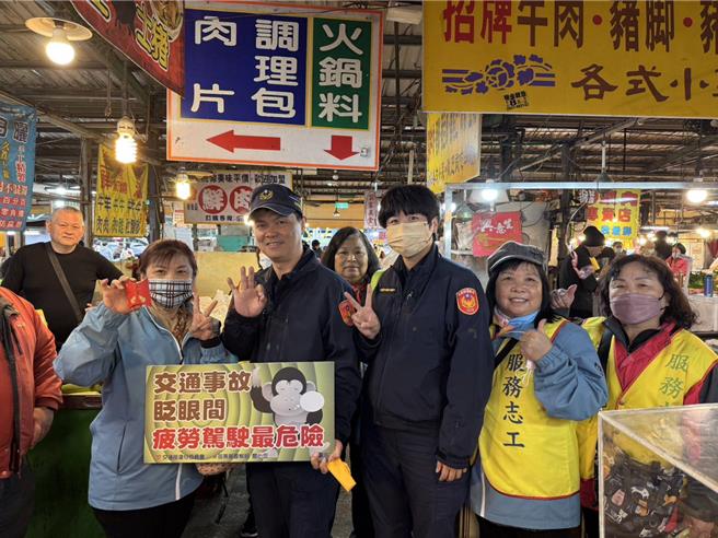 为确保农历春节期间的安全，苗栗警察分局加强节日安全维护工作。24日下午3时分局宣导团队及志工进驻当地年货大街（黄昏市场），与居民零距离互动，进行交通疏导并加强诈骗防范宣导。（读者提供／吕丽甄苗栗传真）