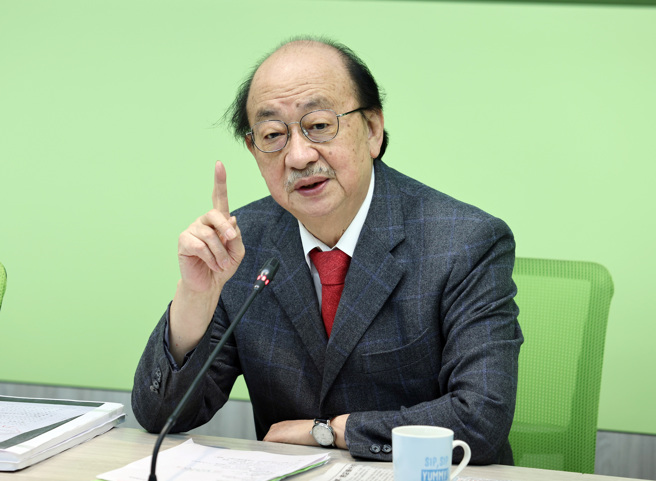 民进党立院党团总召柯建铭表示，在这里敬告国民党，越反罢越死，就像总预算一样送不送都死，不反罢免也是，反罢免只是提早领到死亡证明书而已，哪有小偷强盗要罢免警察？加害者要告被害者，这道理很清楚。（姚志平摄）