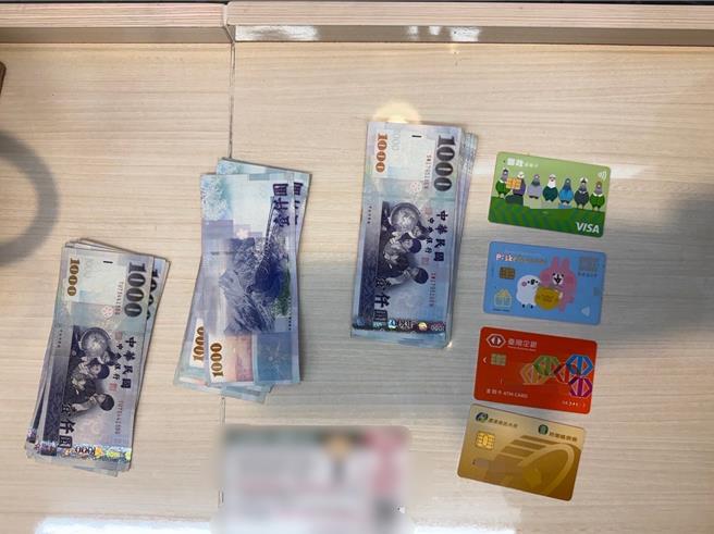 警方在少年身上查扣的現金贓款及提款卡等物證。（警方提供）