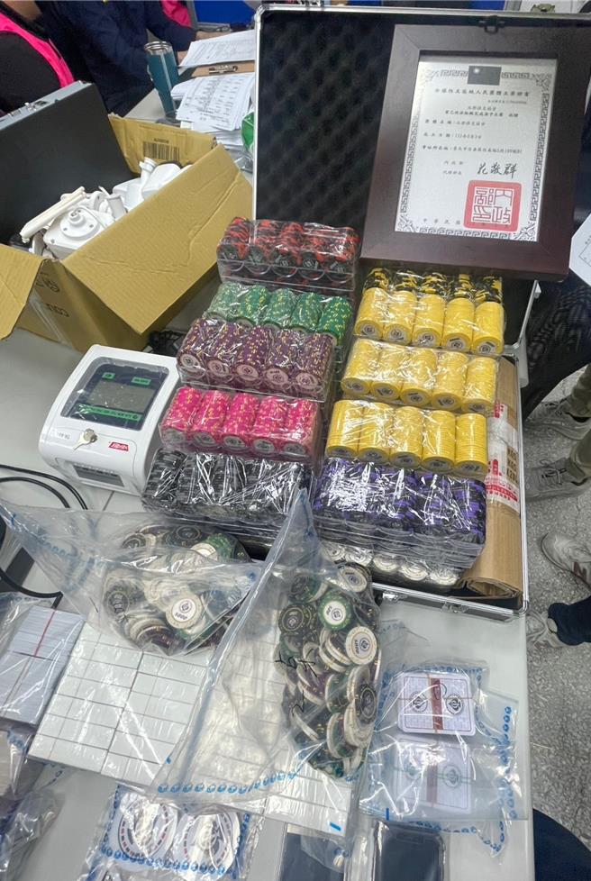 中山分局破獲德州撲克賭場，查扣大批贓證物。(翻攝照片／林郁平台北傳真）