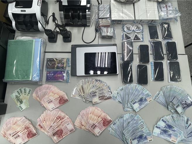 中山分局破獲德州撲克賭場，查扣大批贓證物。(翻攝照片／林郁平台北傳真）