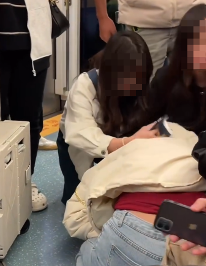 乘客安慰女子。（翻摄Threads网友@1004_zx）