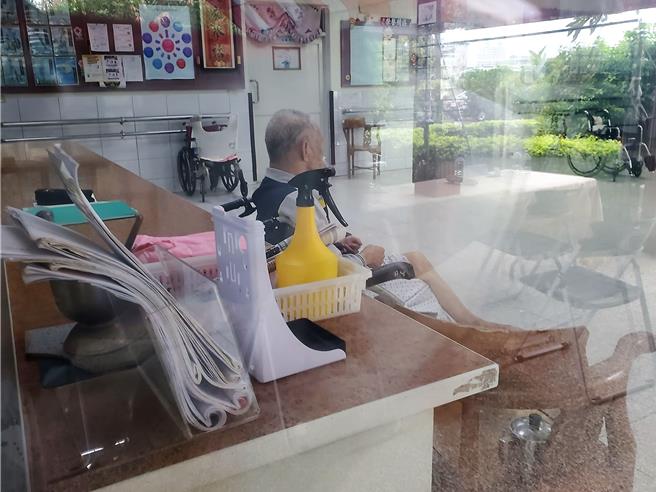 考量物價等齊漲致機構照護成本增加，雲林縣甫調升收入戶及中低收入戶失能老人失能老人公費安置費用。（示意圖／本報資料照片）