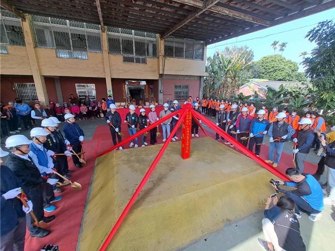 将打造虎尾镇中溪里活动中心将重建为长青食堂、关怀据点二合一的新型活动中心，日前动土开工。（民眾提供）