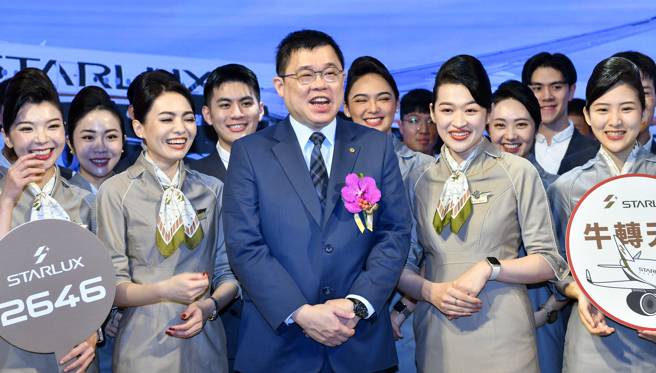 星宇航空董事长张国炜（图中）人气旺，拥有不少粉丝追随。（图／报系资料照）