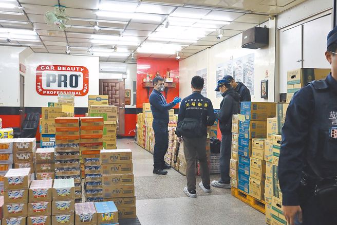 竹东镇北兴路24日傍晚发生枪击案件，5名不明人士持刀枪进入一家饮料行2楼，随即发生剧烈枪响，现场两人中枪。（邱立雅摄）