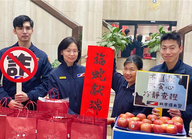 慈济送暖慰问保大员警，大队长张玲坚宣导防诈知识。(翻摄照片／林郁平台北传真）