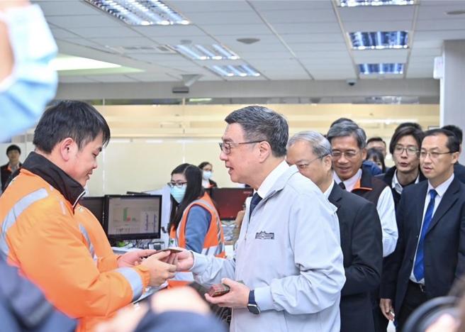 行政院长卓荣泰25日前往交通部高速公路局局本部交控中心视察。图／行政院