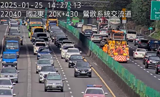 今日13時49分國2東向20.2公里發生1小客自撞翻覆事故，導致回堵3公里。（高公局提供）