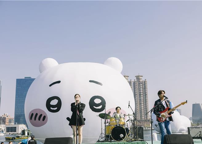 告五人担任高雄灯会代言人，25日出席活动与吉伊卡哇合体留影。（相信音乐提供）