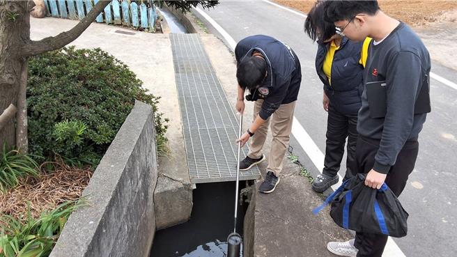 桃园市大园区吴厝路329号附近1处农田，疑遭废水污染，造成稻田大面积充斥黑色废水，且水面上漂散油污，地方接获民眾陈情抵现场，要求相关单位前往稽查。（环保局提供／廖姮玥桃园传真）