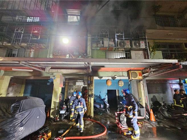 民宅2楼有烟冒出，警消获报后到场灌救。（消防局第三大队提供）