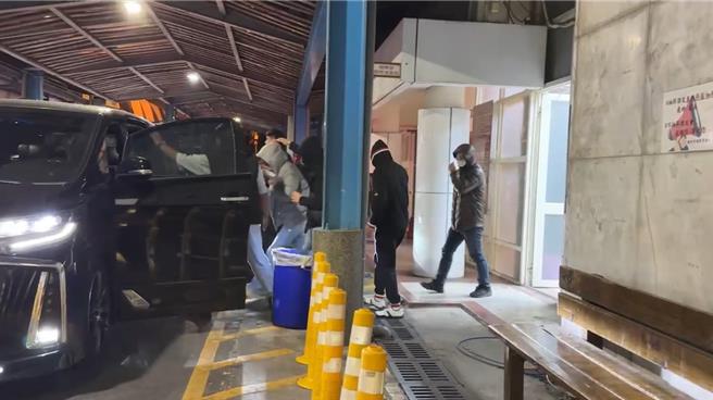 新竹县竹东镇24日傍晚发生枪击命案，检警25日下午进行解剖，刘宪治妻子也到场。（民眾提供）