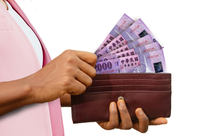 命理师建议，迎接新的一年可换掉手上的旧钱包，改用符合蛇年木、火元素色系的钱包来开运。（示意图：Shutterstock／达志）